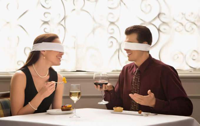 MOZIONI SENSORIALI CON LA DEGUSTAZIONE AL BUIO